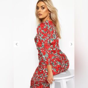 BOOHOO PLUS WOVEN LARGE FLORAL ROSE RUCHED
WRAP DRESS
